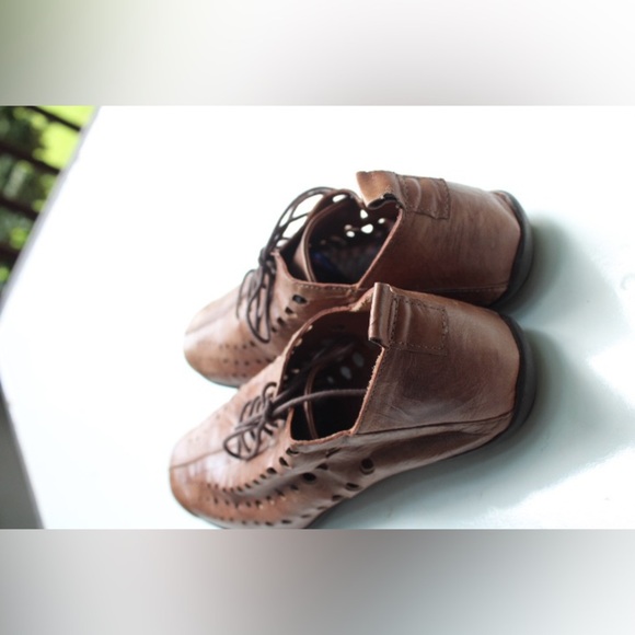 J. Renee leather sneakers - Picture 12 of 12